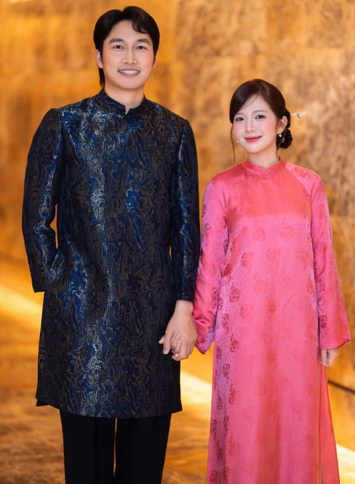 Đình Tú và Ngọc Huyền chia sẻ trên Vietnamnet rằng cả hai vô cùng ngại ngùng khi diễn cảnh tình cảm trước ống kính. Thậm chí, họ còn bị quay phim nhắc nhở vì diễn cảnh hôn còn gượng gạo. Ảnh: FB Ngọc Huyền.