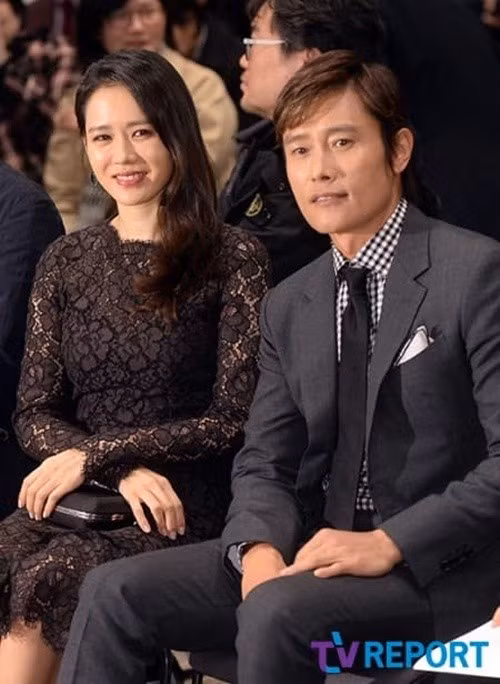 Son Ye Jin đóng vợ Lee Byung Hun trong phim mới có tên No other choice. Ảnh: Thương Hiệu Pháp Luật.