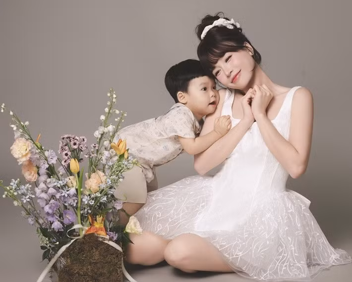 Con trai Sam sở hữu ngoại hình lai ấn tượng, với những đường nét được nhận xét thừa hưởng từ bố.