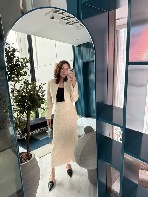 Trang phục của nữ ca sĩ thường có chất liệu cao cấp, gam màu trung tính, hạn chế thể hiện logo. Ảnh: FB Đàm Thu Trang.