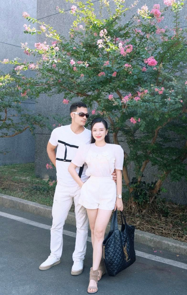 Vũ Tuấn Việt mong chờ một ngày nào đó vợ chồng anh chung một khung hình trên phim. "Nếu chúng tôi đóng cảnh tình cảm chắc chắn sẽ nhiều vốn diễn hơn và biết đâu đạo diễn lại nhìn ra hai vợ chồng nên đóng vai đối đầu nhau chắc chắn rất thú vị", nam người mẫu chia sẻ. Ảnh: FB Kim Oanh.