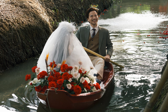 Cô dâu chọn váy cưới trắng theo phong cách thập niên 1990, còn chú rể xuất hiện lịch lãm trong bộ vest mang hơi hướng hoài cổ. Ảnh: FB Sunny Đan Ngọc.