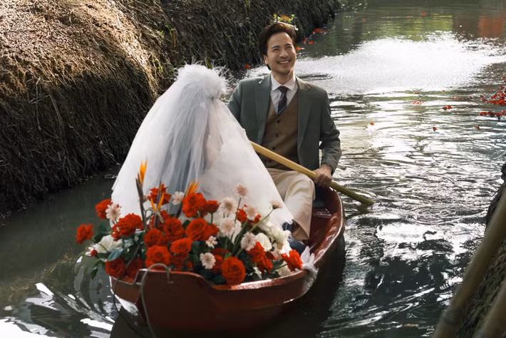 Cô dâu chọn váy cưới trắng theo phong cách thập niên 1990, còn chú rể xuất hiện lịch lãm trong bộ vest mang hơi hướng hoài cổ. Ảnh: FB Sunny Đan Ngọc.