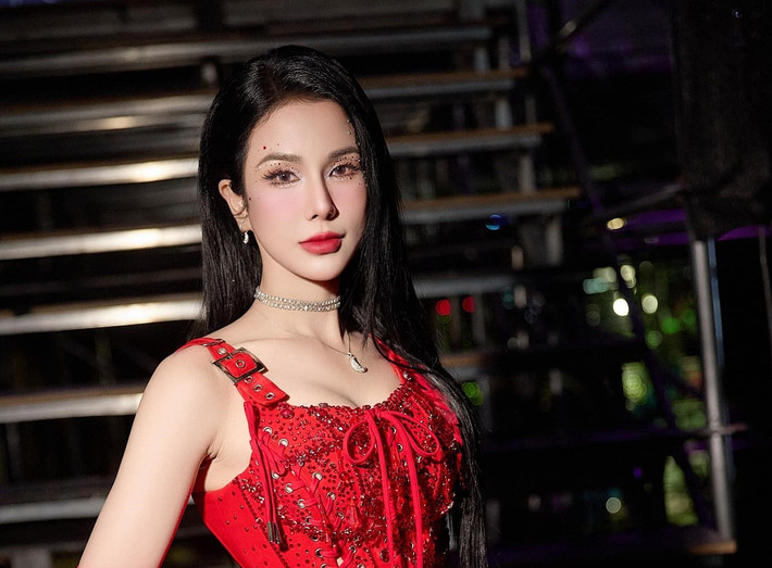 Trên trang cá nhân, Diệp Lâm Anh cho biết, cô đã chuyển khoản 100 triệu đến Ban cứu trợ tỉnh Nghệ An. Nữ người mẫu bày tỏ: “Diệp Lâm Anh xin được chia sẻ với đồng bào đang chịu ảnh hưởng lũ quét ở Nghệ An. Mong mọi người kiên cường vượt qua”. Ảnh: FB Diệp Lâm Anh.