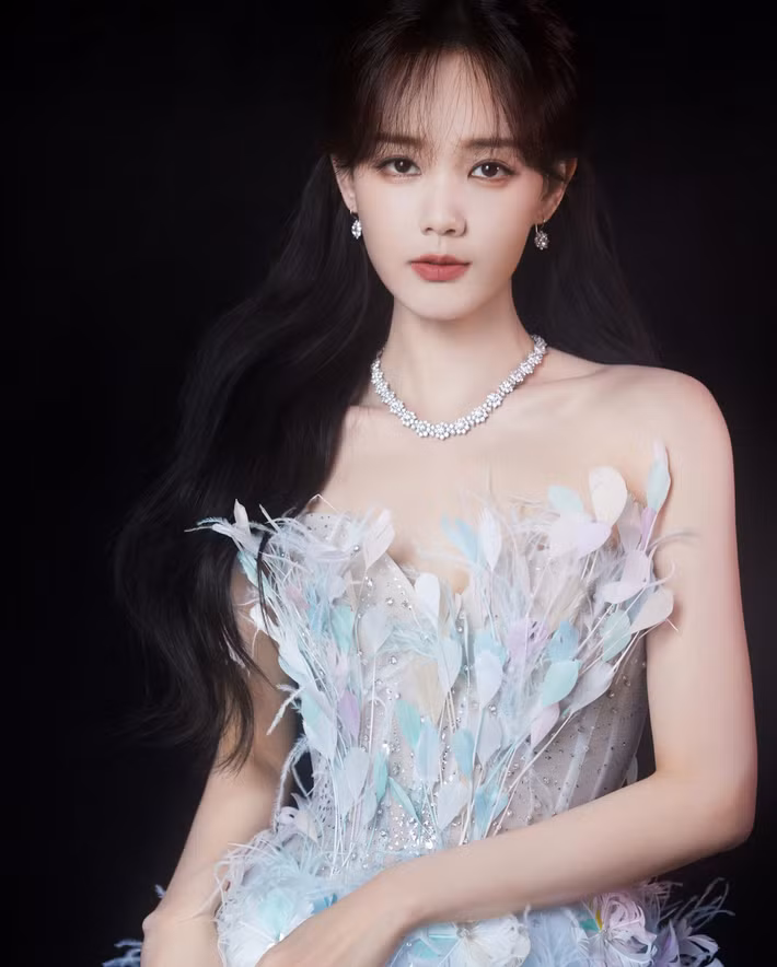 Lý Nhất Đồng gây ấn tượng với nhan sắc trong trẻo, thanh thoát. Gương mặt của nữ diễn viên hài hòa với đôi mắt to, sống mũi cao vừa phải. Dù trang điểm đậm hay nhẹ, Lý Nhất Đồng vẫn giữ được nét thuần khiết. Ảnh: Tiền Phong.