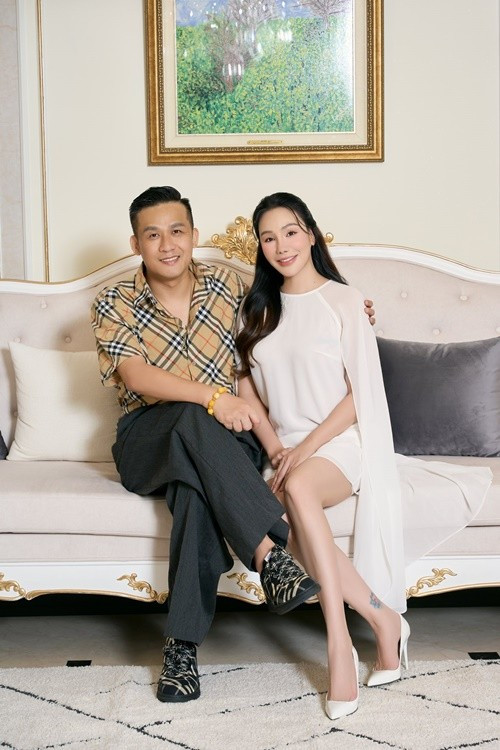 Hồ Quỳnh Hương đăng ảnh bên chồng kèm lời bài hát Phép màu: "Chẳng phải phép màu, vậy sao chúng ta gặp nhau/Một người khẽ cười, người kia cũng dịu nỗi đau".