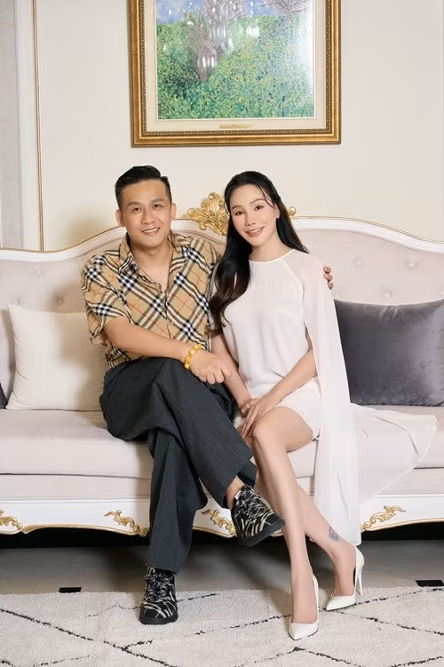 Hồ Quỳnh Hương đăng ảnh bên chồng kèm lời bài hát Phép màu: "Chẳng phải phép màu, vậy sao chúng ta gặp nhau/Một người khẽ cười, người kia cũng dịu nỗi đau".