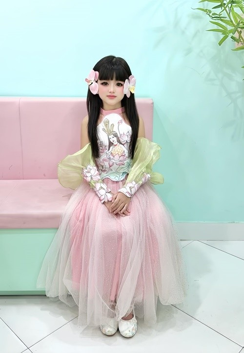 Cherry An Nhiên có gương mặt bầu bĩnh, làn da sáng, đôi mắt to tròn. Nụ cười tươi giúp cô nhóc dễ tạo thiện cảm với người đối diện.