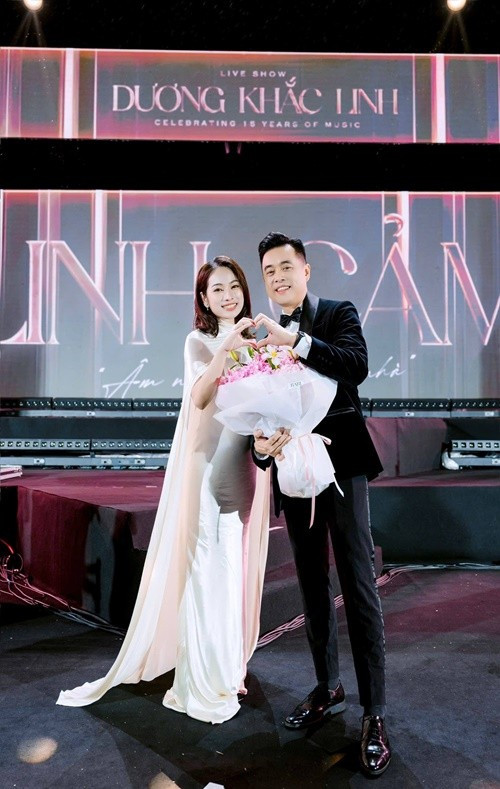 Ca sĩ Ngọc Duyên đang mang thai song sinh lần thứ hai. Trên trang cá nhân, Dương Khắc Linh chia sẻ: “Lần đầu nhận được tin này, Linh thật sự rất bất ngờ, không nghĩ rằng gia đình mình lại một lần nữa đón nhận niềm hạnh phúc song thai”. Ảnh: FB Dương Khắc Linh.