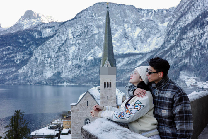 Phú Cường và Hương Giang có nhiều cử chỉ tình tứ dành cho nhau mỗi khi sánh đôi, thu hút sự quan tâm của nhiều người hâm mộ. Ảnh: FB Phú Cường.