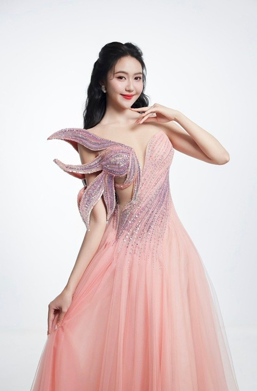 Lê Thị Mỹ Dung cao 1m69, có số đo ba vòng 81- 60 -89cm. Theo Gia Đình Xã Hội, thí sinh Hoa hậu Việt Nam 2024 đã tốt nghiệp chuyên ngành Diễn viên kịch - điện ảnh tại Trường ĐH Sân khấu - Điện ảnh TP HCM. Ảnh: FB Mỹ Dung.