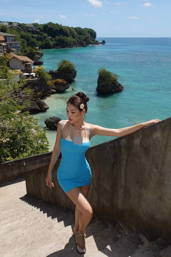 Người đẹp thường lựa chọn các trang phục gợi cảm như áo tắm hay váy ôm sát, khéo léo khoe đường cong.