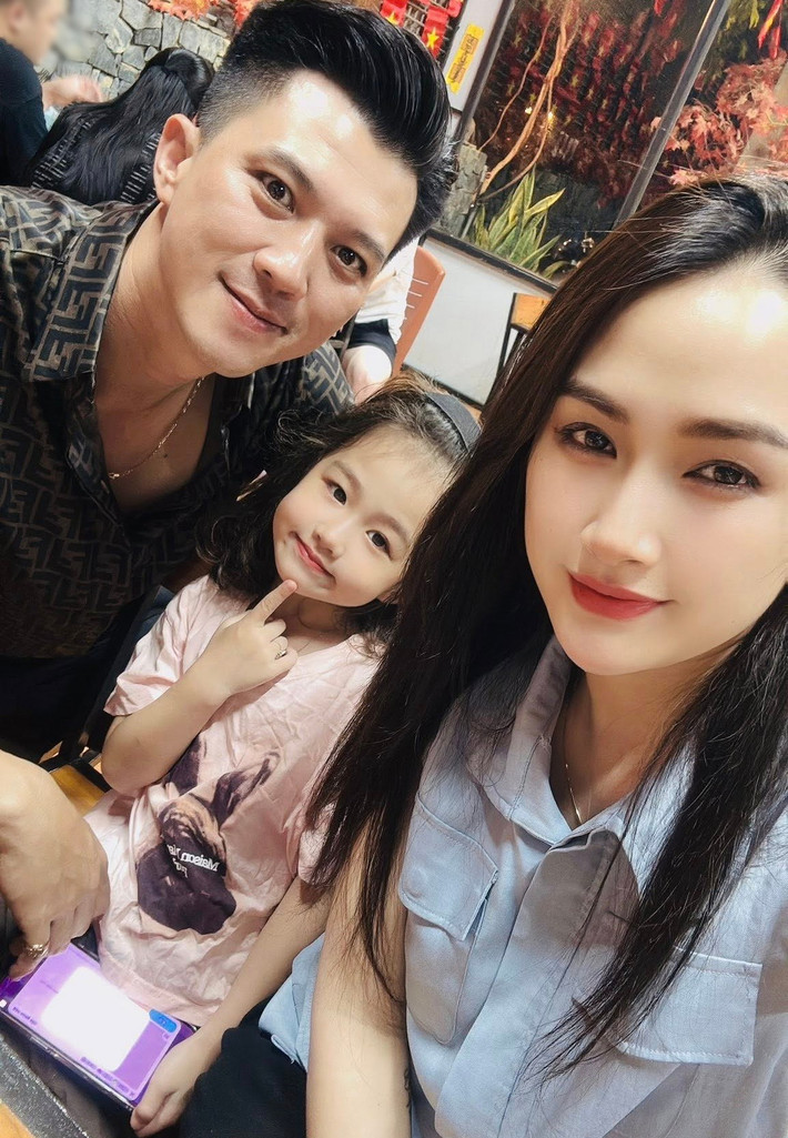 Vợ chồng Hà Việt Dũng đều cố gắng mỗi ngày để cùng nuôi dạy con gái, đem lại cho con những điều tốt đẹp nhất.