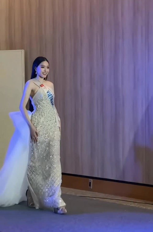 Kiều Duy catwalk đầy uyển chuyển, thanh lịch ở phần thi trình diễn trang phục dạ hội. Ảnh: Instagram Kiều Duy.
