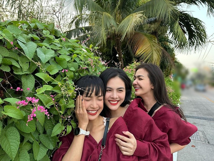 Theo Vietnamnet, năm 2025, khi biết Huỳnh Đông sẽ có cảnh quay tình cảm với Vân Trang (giữa) trong phim Nhà ma xó, Ái Châu đồng ý cho chồng về Việt Nam đóng phim. Nhiều năm qua, Ái Châu và Vân Trang là đôi bạn thân.