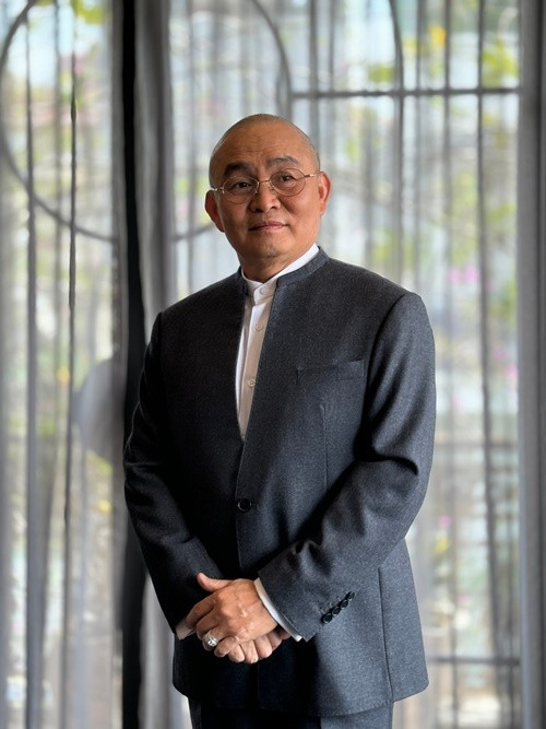 Xuân Hinh cho biết, cuốn sách Kẻ chọc cười dân dã là một tập hợp những suy tư sâu sắc và ghi chép tâm huyết về văn hóa dân gian. Đây cũng là chất liệu nuôi dưỡng hành trình nghệ thuật của nghệ sĩ Xuân Hinh suốt hơn 40 năm qua. Ảnh: FB Xuân Hinh.