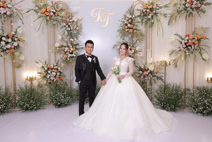 Khi Hùng Thuận chuyển hướng từ nghệ thuật sang lĩnh vực kinh doanh, Tuệ Tâm là người luôn âm thầm ủng hộ và sát cánh cùng anh vượt qua những bước ngoặt quan trọng. Ảnh: FB Hùng Thuận.