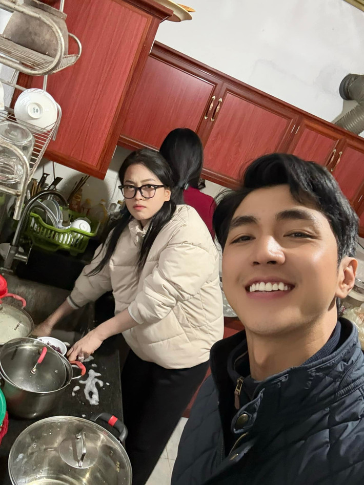 Phương Nga được lòng gia đình chồng. Mỗi khi về nhà chồng, nàng hậu không ngại ngần rửa bát, dọn dẹp. Ảnh: FB Bình An.