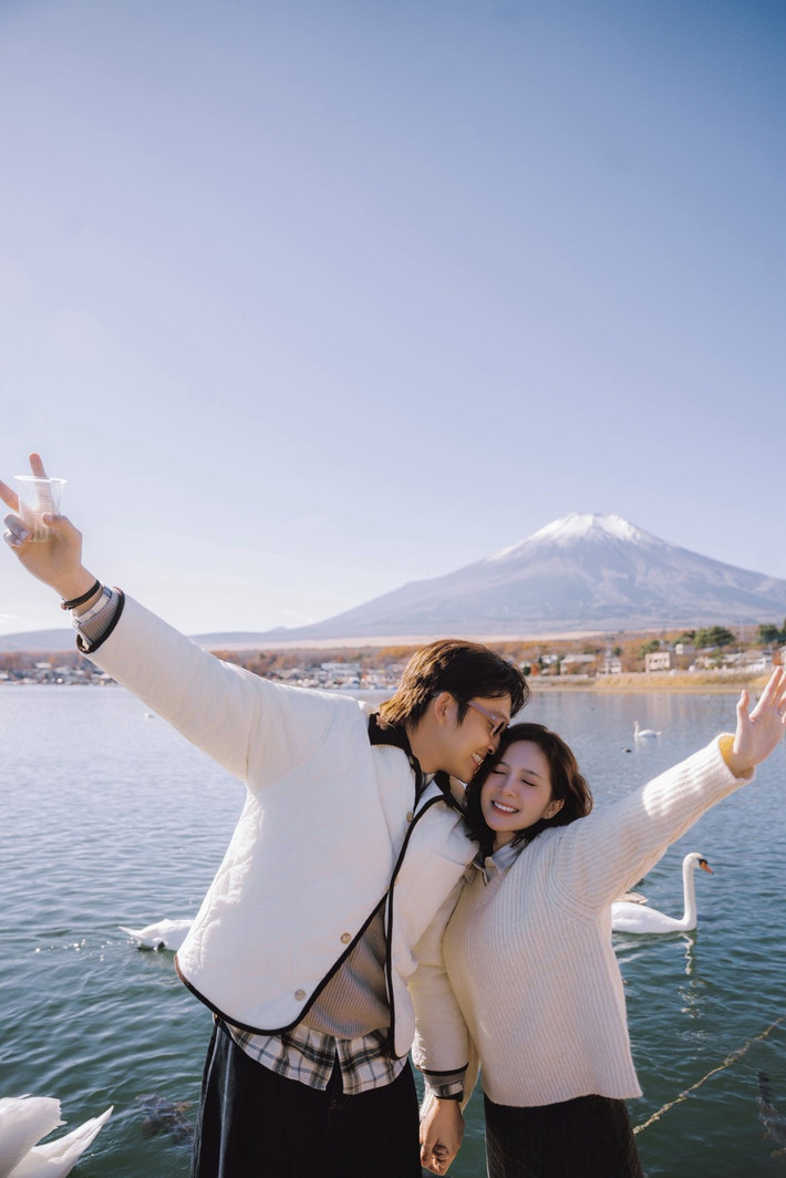 Đình Tú - Ngọc Huyền đồng loạt khoe ảnh trăng mật. "Chuyến đi đầu tiên chỉ dành cho hai ta, Đình Tú viết. Ảnh: FB Đình Tú.