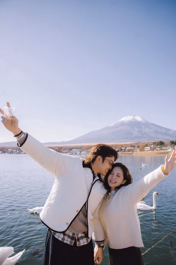 Đình Tú - Ngọc Huyền đồng loạt khoe ảnh trăng mật. "Chuyến đi đầu tiên chỉ dành cho hai ta, Đình Tú viết. Ảnh: FB Đình Tú.