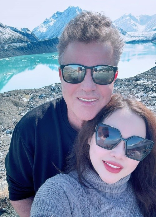 Trương Phương cho biết, cô và chồng hiện tại quen biết nhau 8 năm qua. Khi biết nữ diễn viên ly hôn vào đầu năm 2024, người đàn ông này lập tức theo đuổi cô. Ảnh: FB Trương Phương.