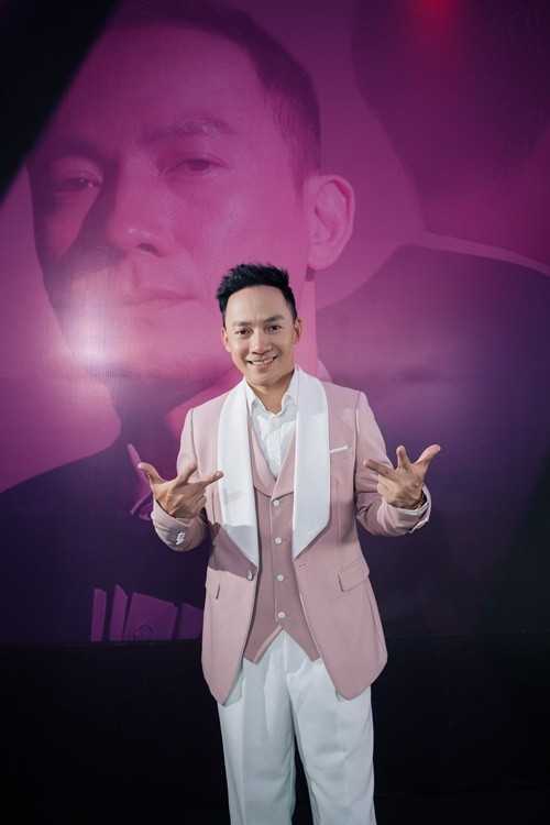 Vợ chồng Tiến Đạt kinh doanh chung. Nam ca sĩ chia sẻ trên Người Đưa Tin: "Vợ toàn quyền xử lý chuyện tiền nong. Thậm chí tôi còn không có nhu cầu xài tiền". Ảnh: FB Tiến Đạt.