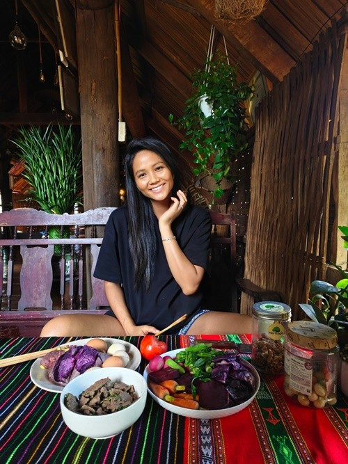 Thi thoảng, H’hen Niê về dưỡng thai ở quê nhà Đắk Lắk. Ảnh: FB H'hen Niê.