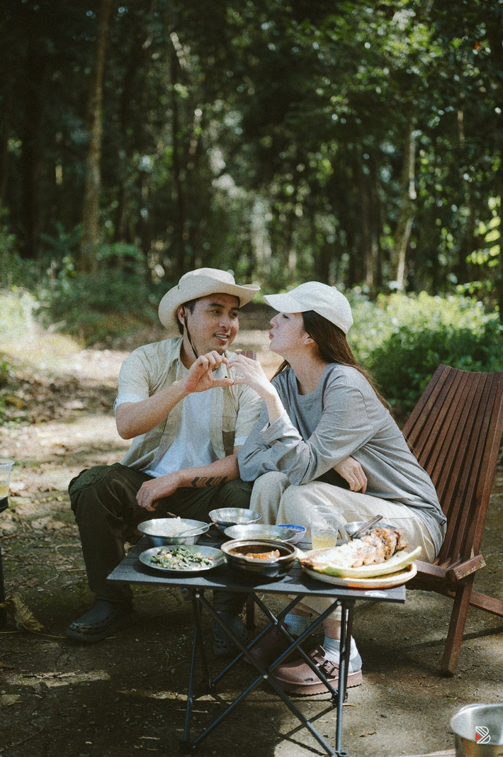 Khi rảnh rỗi, Hồ Quang Hiếu – Tuệ Như cùng nhau về quê, tận hưởng nhịp sống chậm rãi và không gian yên bình, tạm rời xa ánh đèn sân khấu. Chia sẻ khoảnh khắc cùng chồng nấu nướng tại quê nhà, Tuệ Như bày tỏ niềm hạnh phúc khi cả hai có thời gian bên nhau, cùng làm những điều giản dị nhưng đầy ấm áp.