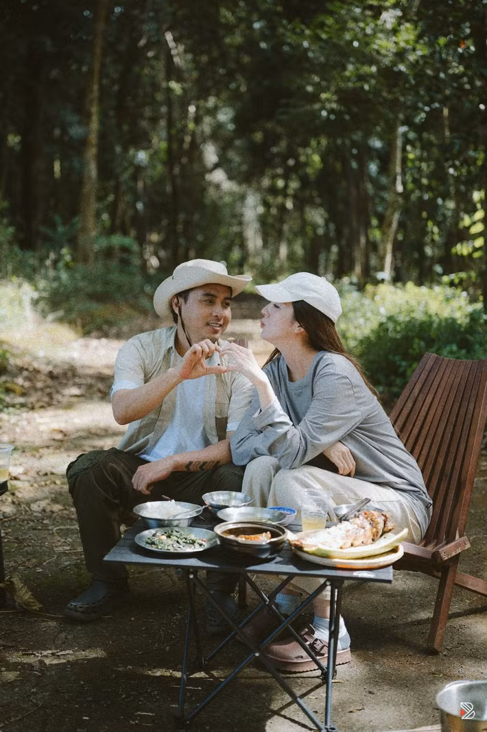 Khi rảnh rỗi, Hồ Quang Hiếu – Tuệ Như cùng nhau về quê, tận hưởng nhịp sống chậm rãi và không gian yên bình, tạm rời xa ánh đèn sân khấu. Chia sẻ khoảnh khắc cùng chồng nấu nướng tại quê nhà, Tuệ Như bày tỏ niềm hạnh phúc khi cả hai có thời gian bên nhau, cùng làm những điều giản dị nhưng đầy ấm áp.