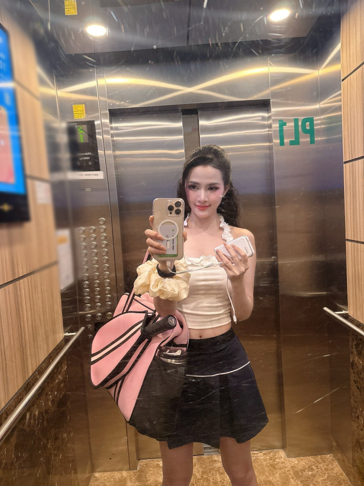 Chân dài chia sẻ trên Khám Phá, cô thích ăn mặc chỉn chu, sang trọng nhưng vẫn gợi cảm. Ảnh: FB Phan Thị Mơ.