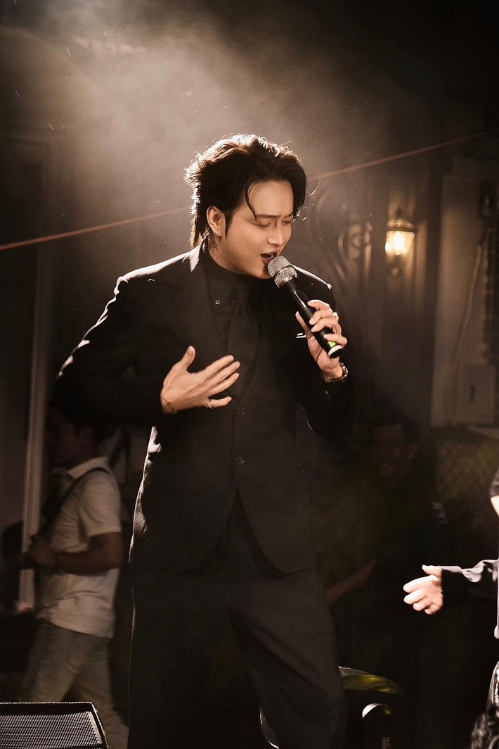 Trước đó, vào tháng 10/2025, trên trang cá nhân, TiTi tâm sự, có một số khán giả cho rằng anh trình diễn lỗi thời, mắc kẹt ở những năm 2000.