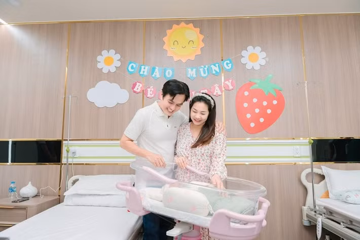 Sau sinh, Trúc Trương nhận được nhiều lời khen ngợi nhờ nhan sắc tươi tắn, thần thái rạng rỡ. Sự quan tâm, đồng hành sát sao của Cao Minh Đạt trong suốt thai kỳ và sau khi vợ sinh con được xem là nguồn động viên tinh thần lớn, giúp cô nhanh chóng hồi phục.