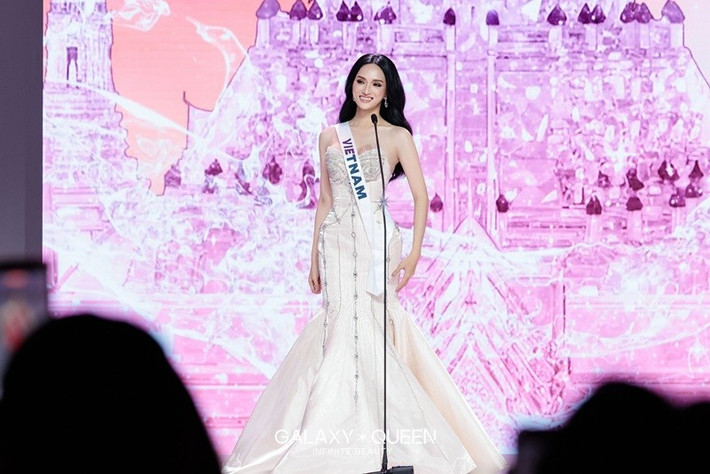 Sự kiện ra mắt của Miss Universe 2025 diễn ra vào tối ngày 5/11 tại Thái Lan. Đại diện Việt Nam Hương Giang gây chú ý khi xuất hiện trên sân khấu. Ảnh: Galaxy Queen.