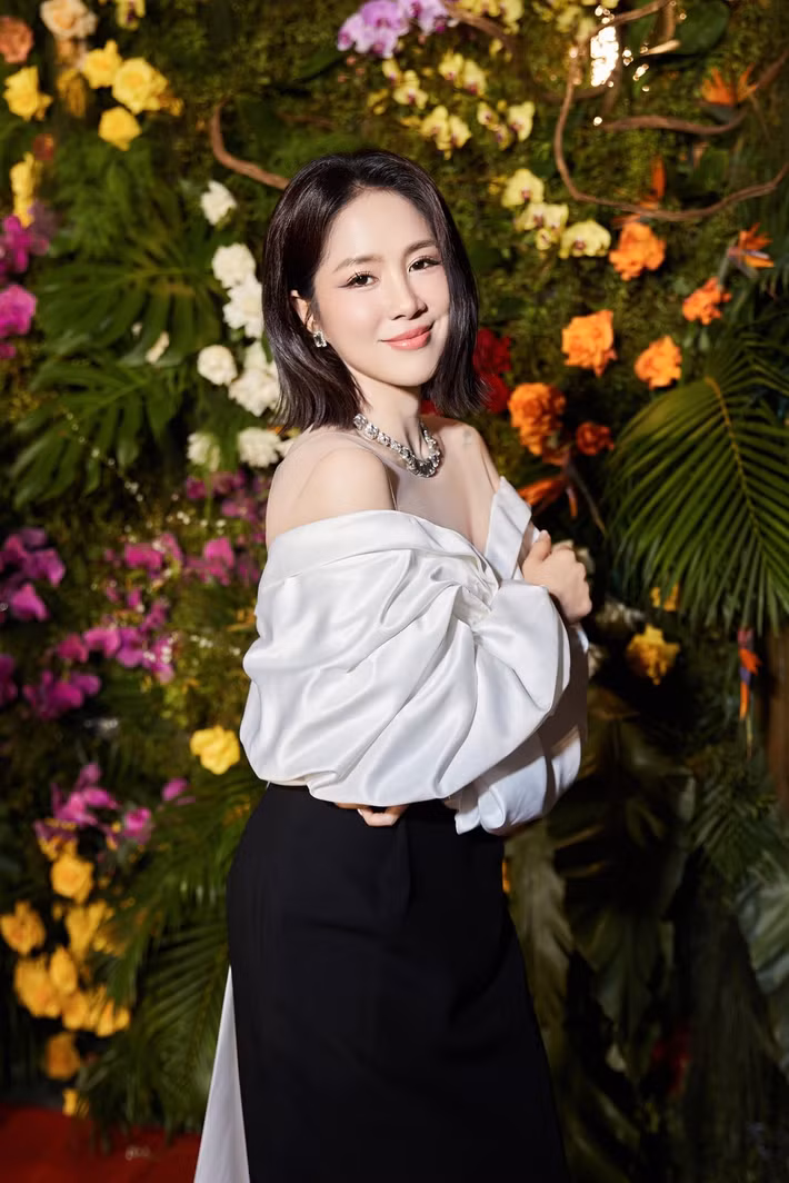 "Hơn 20 năm làm nghề, thu nhập của tôi ổn, đủ để vun vén cuộc sống, lo cho gia đình", Lê Phương nói.