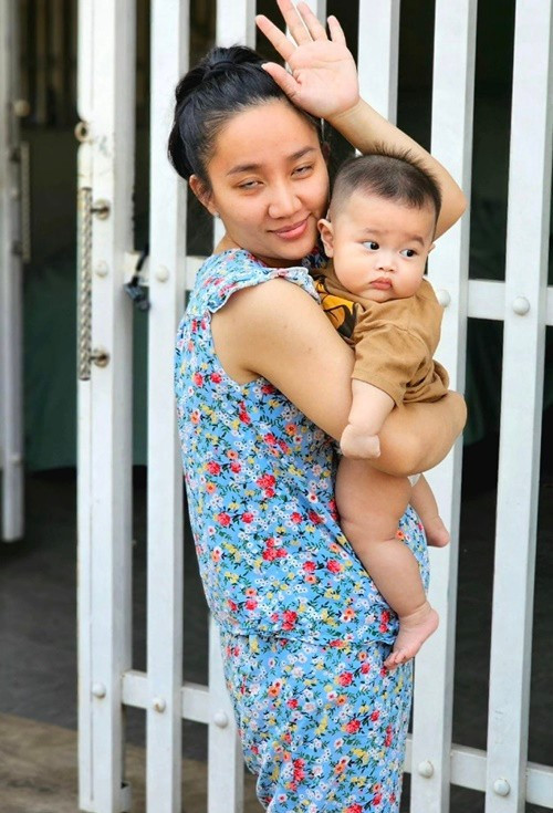 Khi chăm sóc con, ăn uống, ngay cả lúc ngủ, Quỳnh Quỳnh cũng bị chồng chụp lại hình ảnh hài hước. Ảnh: FB Lê Dương Bảo Lâm.