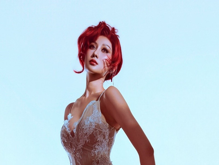 Nàng hậu diện chiếc váy hai dây chất liệu ren xuyên thấu tinh tế, ôm sát cơ thể, khéo léo khoe đường nét quyến rũ nhưng vẫn mang cảm giác sang trọng. Quế Anh biểu cảm lạnh lùng pha chút kiêu hãnh.