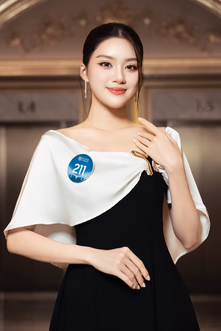 Từ góc độ chuyên môn, trưởng ban giám khảo Hà Kiều Anh đánh giá Phương Oanh là thí sinh hội tụ đầy đủ tiêu chí về ngoại hình, kỹ năng và phẩm chất. “Phương Oanh sở hữu nét đẹp hài hòa, chiều cao lý tưởng và hình thể chuẩn. Trên sân khấu, cô thể hiện bản lĩnh, sự tự tin và phong thái chuyên nghiệp khiến ban giám khảo rất hài lòng”, Hà Kiều Anh nhận xét. Ảnh: FB Phương Oanh