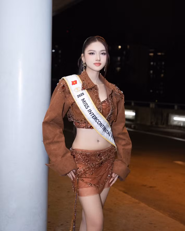 Thu Ngân cho biết, cô thật sự xúc động và biết ơn khi được đón nhận sự yêu thương từ gia đình, bạn bè, đồng nghiệp luôn ở bên, đồng hành và ủng hộ cô trong suốt chặng đường vừa qua.