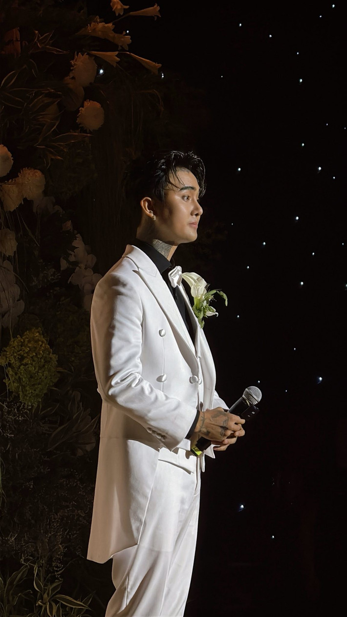 Đạt G nhắn nhủ Bảo Ngọc trước giờ G: "Anh từng một lần sai đến không là mình/ Lạc lối không nơi thoát thân/ Để cho anh nhận ra một điều. Em là người duy nhất". Ảnh: FB Trung Quân Idol.