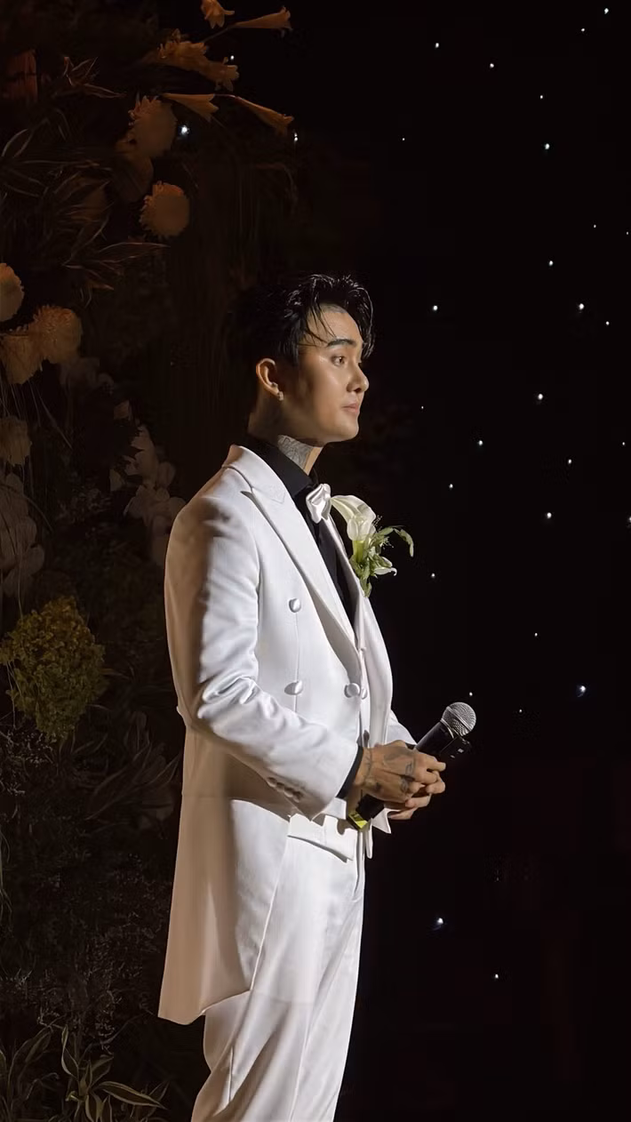 Đạt G nhắn nhủ Bảo Ngọc trước giờ G: "Anh từng một lần sai đến không là mình/ Lạc lối không nơi thoát thân/ Để cho anh nhận ra một điều. Em là người duy nhất". Ảnh: FB Trung Quân Idol.