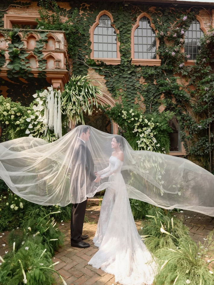 Nhung Gumiho vốn ghi dấu với hình ảnh ngọt ngào, có phần tinh nghịch. Tuy nhiên, trong bộ ảnh cưới này, cô xuất hiện đằm thắm và chín chắn hơn.