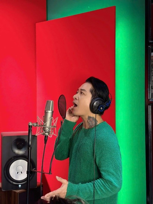 Theo Vietnamnet, vào tháng 7/2025, nam ca sĩ phẫu thuật polyp dây thanh. Để dây thanh phục hồi hoàn toàn, Tuấn Hưng tạm dừng ca hát. Ảnh: FB Tuấn Hưng.