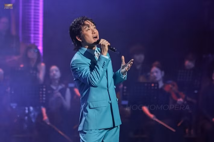 Trước ý kiến phong độ trình diễn chưa tốt, Tuấn Hưng vừa lên tiếng. Trên trang cá nhân, nam ca sĩ cho biết, anh cảm thấy xấu hổ sau khi nghe lại màn trình diễn của anh vừa qua. Ảnh: Tiền Phong.