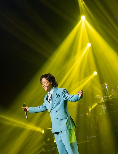 Tuấn Hưng giải thích một số lý do khiến anh bị mất phong độ. Cụ thể, nam ca sĩ hát ở một không gian âm nhạc hoàn toàn khác so với bất cứ nơi nào anh từng trình diễn. “Tôi chưa làm quen được với hệ thống âm thanh ở đây, rất hay nhưng rất khó hát", Tiền Phong dẫn lời Tuấn Hưng. Ảnh: Vietnamnet.