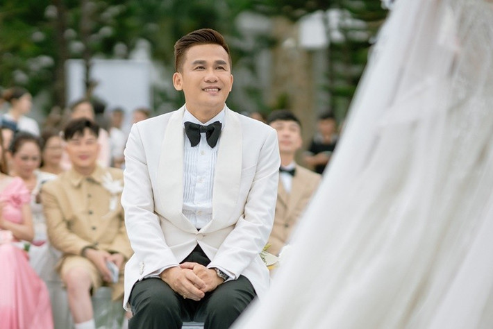 Chồng Hồ Quỳnh Hương tươi rói trong đám cưới. Ảnh: FB Hồ Quỳnh Hương.