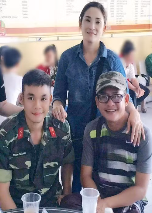 Trong cuộc phỏng vấn với Người Lao Động, Tấn Beo cho biết, vợ không có tính ghen, vì hiểu và tin tưởng anh. "Cô ấy cũng ít chịu xuất hiện trong các sự kiện văn nghệ, chỉ thích ở nhà lo cho chồng, con những bữa cơm ngon", nam diễn viên chia sẻ. Ảnh: Dân Việt.