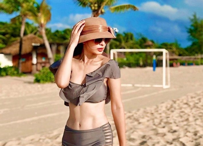 Sở hữu vóc dáng gợi cảm cùng cơ bụng săn chắc, Thúy Hạnh cho thấy quá trình tập luyện nghiêm túc và ý thức giữ gìn hình thể đáng nể. Ảnh: FB Thúy Hạnh.