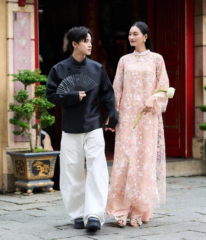 "Một chút truyền thống, một chút yêu thương", Neyun chia sẻ. Ảnh: Instagram Neyun.