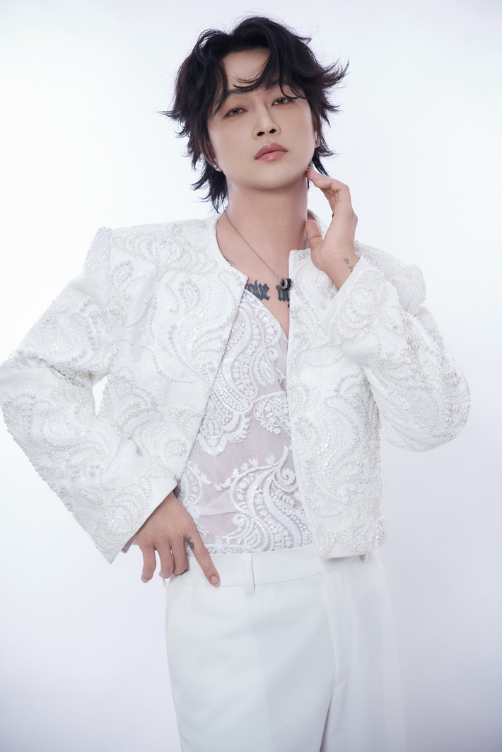 Trên trang cá nhân, nam ca sĩ TiTi (nhóm HKT) cho biết, thời gian qua, lịch trình dày đặc khiến cơ thể anh cũng có lúc mệt.