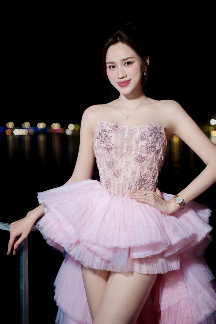 Trong hơn 4 năm gắn bó với công ty Sen Vàng, Đỗ Thị Hà vào top 13 Miss World 2021. Ảnh: FB Đỗ Thị Hà.